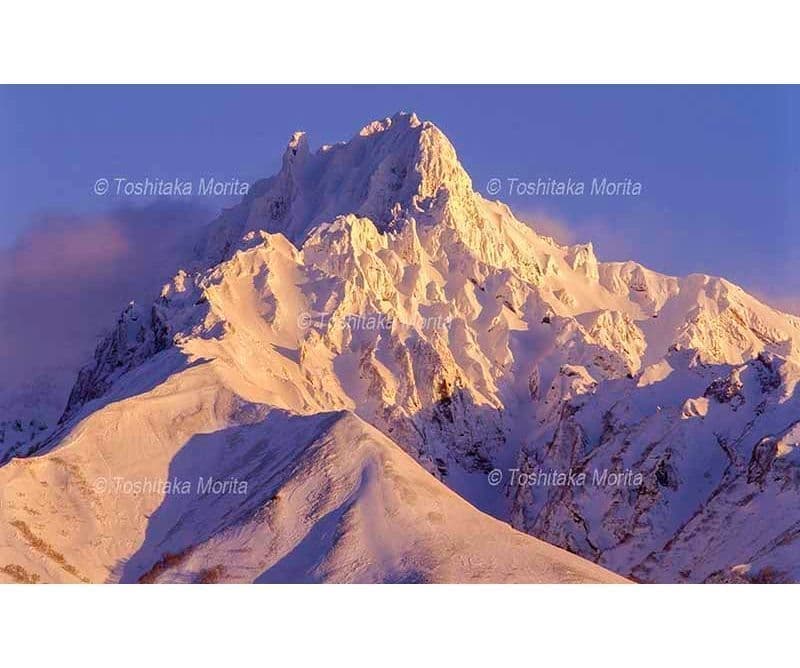 朝日に染まる厳寒の利尻山（利尻富士）