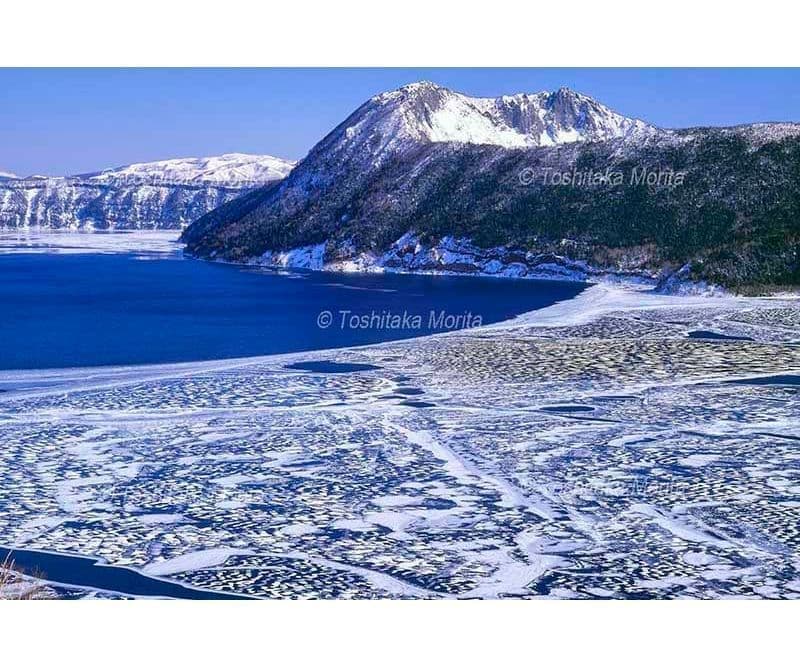 摩周湖氷結模様と摩周岳と斜里岳