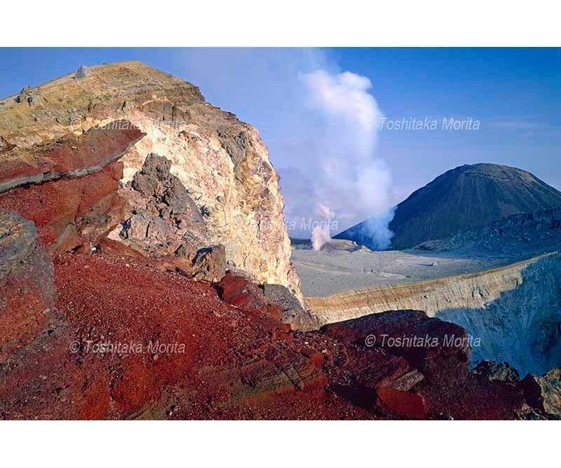 雌阿寒岳火口壁と阿寒富士