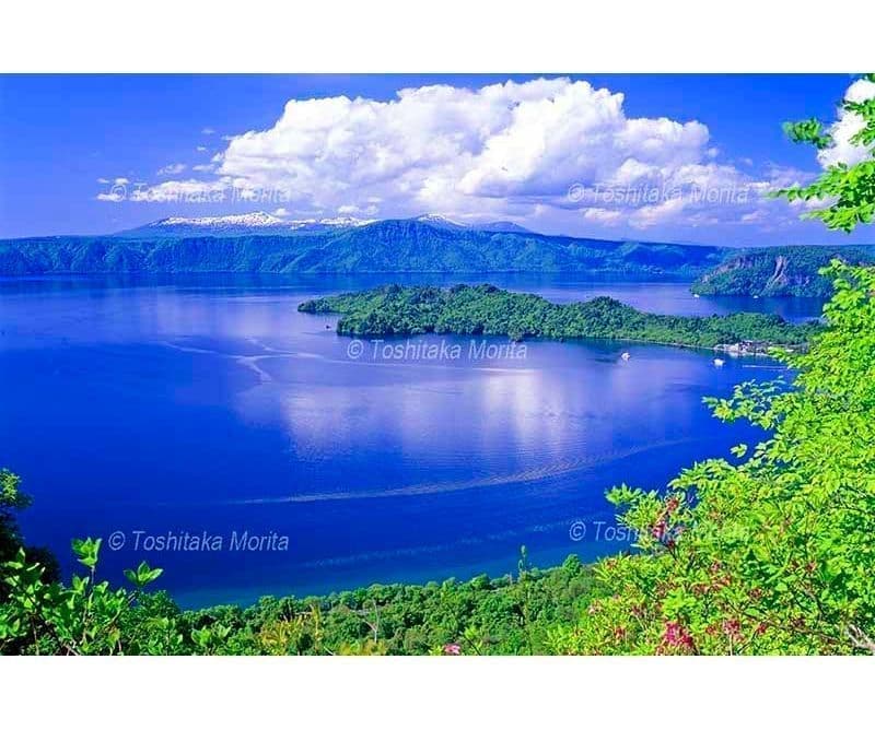 甲岳台からムラサキヤシオ咲く十和田湖と八甲田山残雪