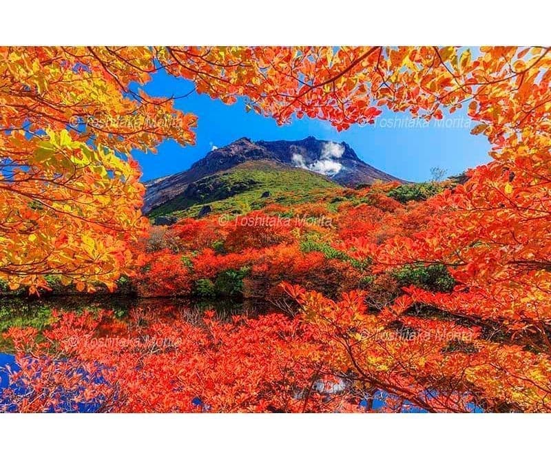 紅葉の姥ヶ平ひょうたん池より茶臼岳(那須岳)