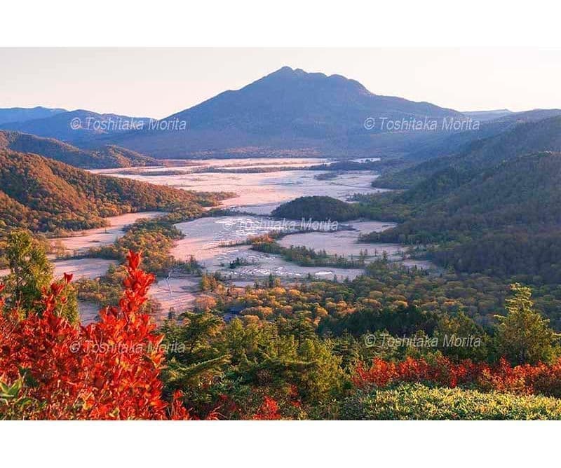 至仏山より紅葉と霜の尾瀬ヶ原と燧ヶ岳朝景
