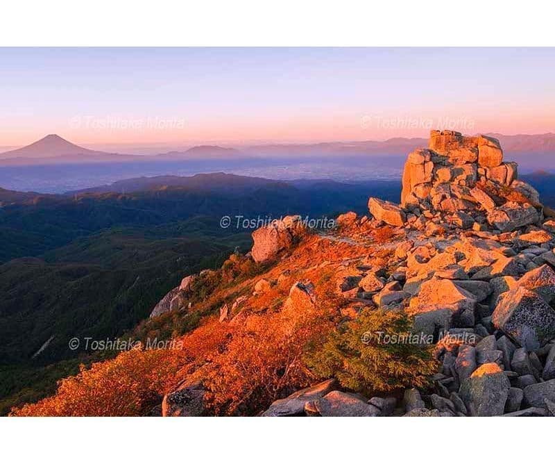 朝日に染まる金峰山　黄葉の五丈岩と富士山朝景　奥秩父山塊
