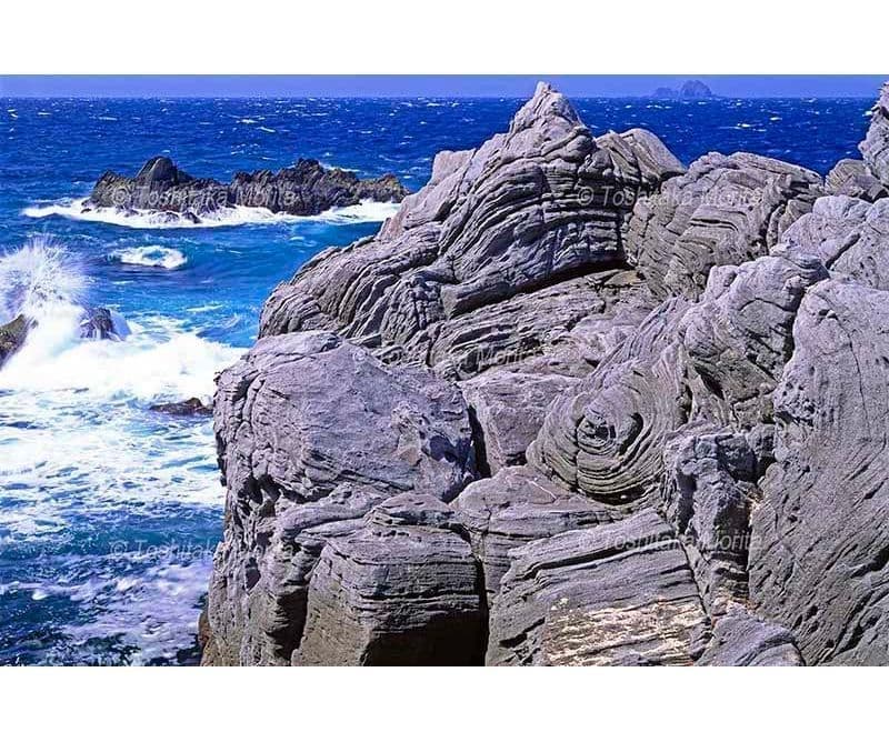 沢尻湾の南にあるうずまき岩　神津島