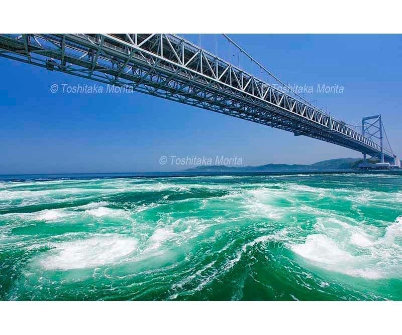 鳴門海峡の渦潮と大鳴門橋