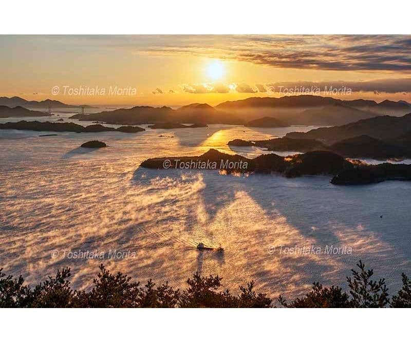 瀬戸内海の多島美と海霧と朝日　筆影山