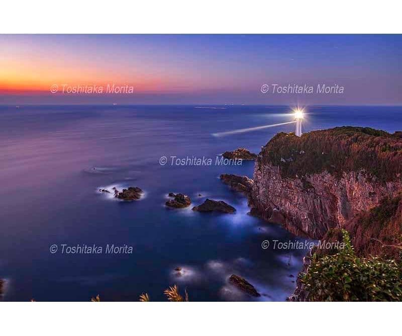 夜明けの足摺岬灯台