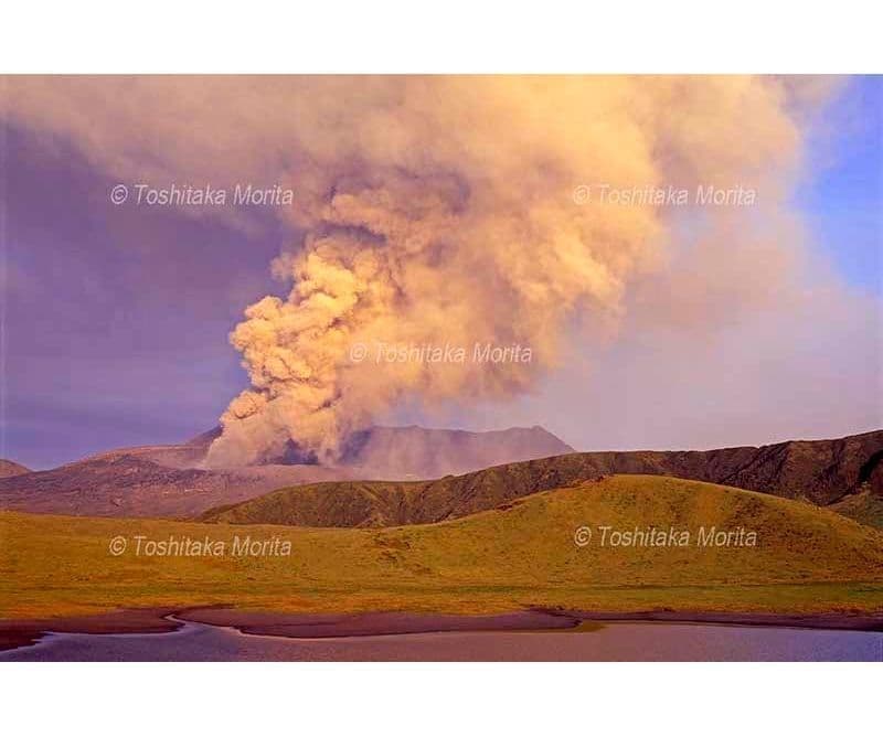 紅葉の天狗の庭から雲海に浮かぶ安達太良山朝景