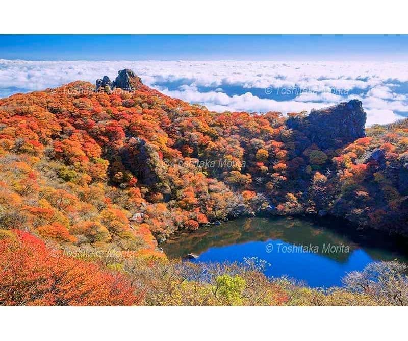 紅葉の御池と雲海　大船山