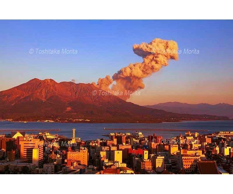 城山公園から夕陽に染まる鹿児島市街と桜島噴煙