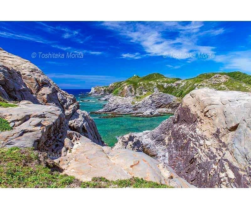 阿波連園地の海食崖からウン島と阿波連埼灯台　渡嘉敷島