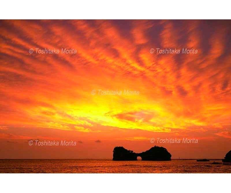 夕焼け雲と円月島