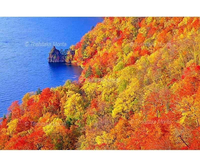 瞰湖台付近より烏帽子岩を望む錦繍の湖