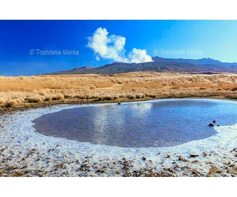初氷と阿蘇中岳の噴煙