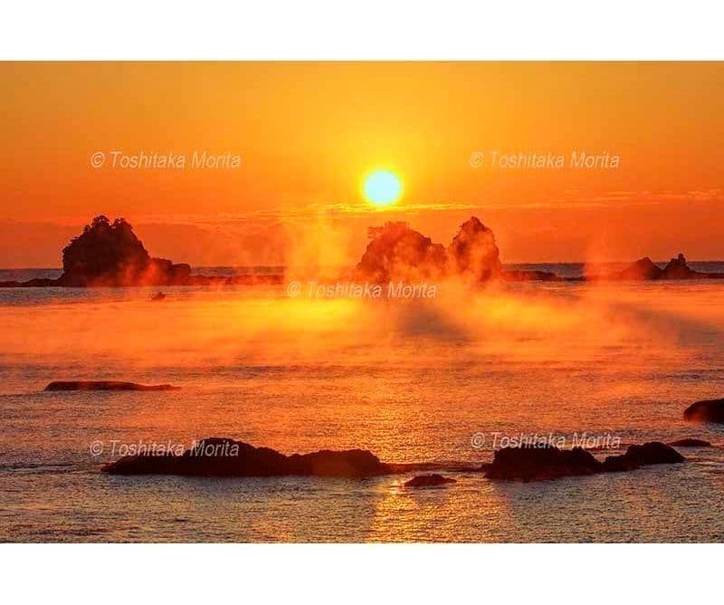 赤く染まる海霧と森戸崎朝日