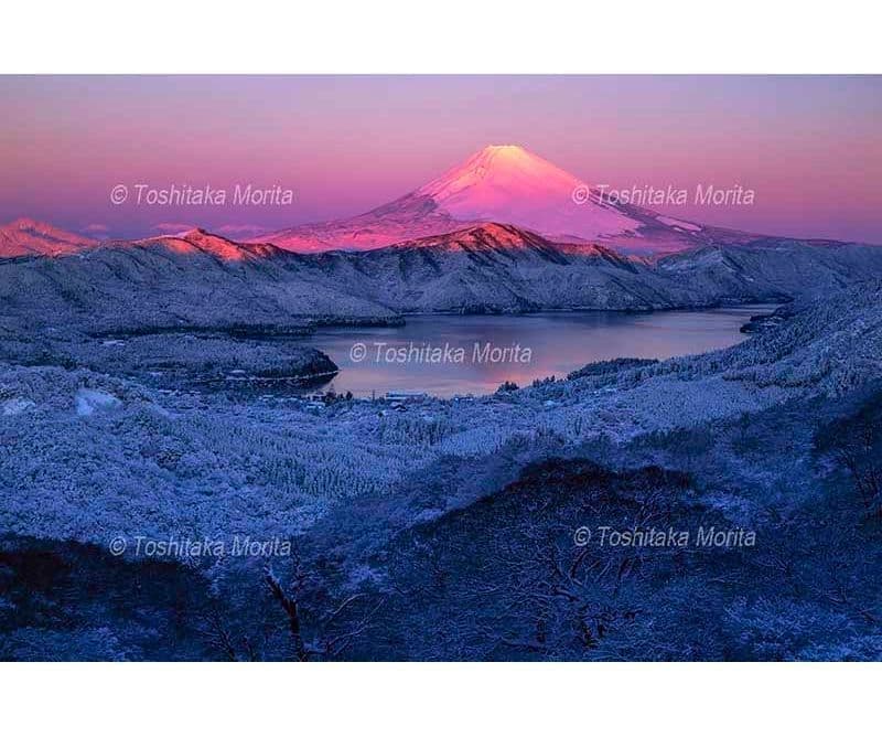 雪の芦ノ湖と紅富士