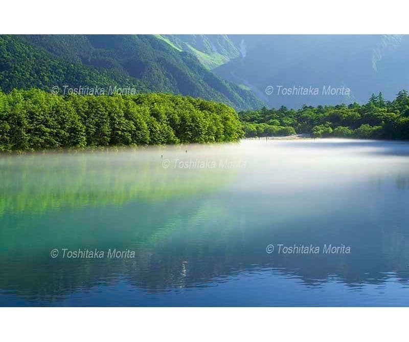 川霧漂う朝の大正池から岳沢　上高地