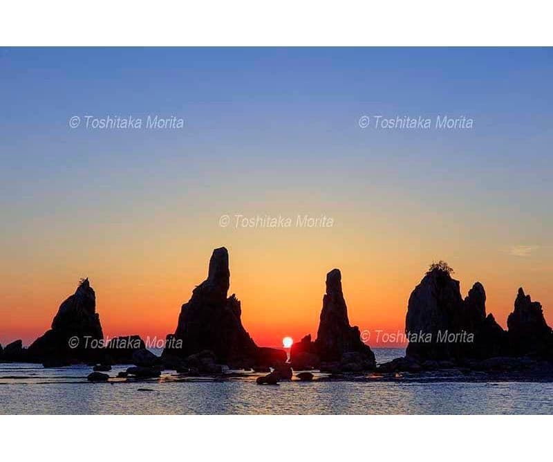 ダルマ朝日と橋杭岩