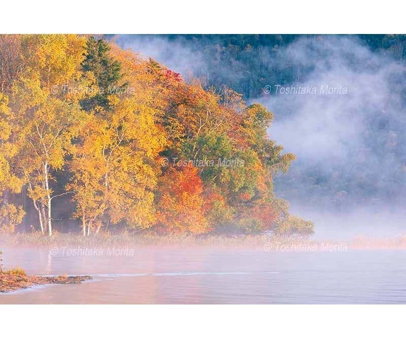 けあらしと紅葉の阿寒湖朝景